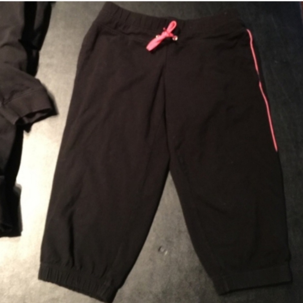 🩷🖤🩷(Reduced) Adorable 2-Piece Hot Pink & Black Capri Hoodie Active Set - XS/S - Picture 3 of 12